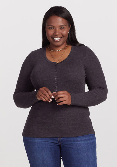 Model wearing Reese ribbed top - Pebble Grey Melange | Le’Quita is 5’11”, wearing a size XL
