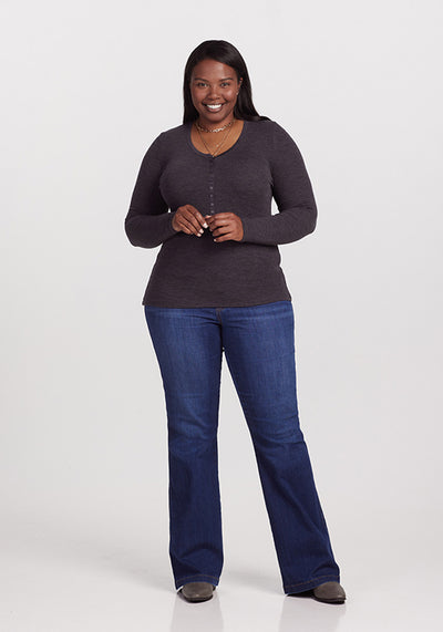 Model wearing Reese ribbed top - Pebble Grey Melange | Le’Quita is 5’11”, wearing a size XL