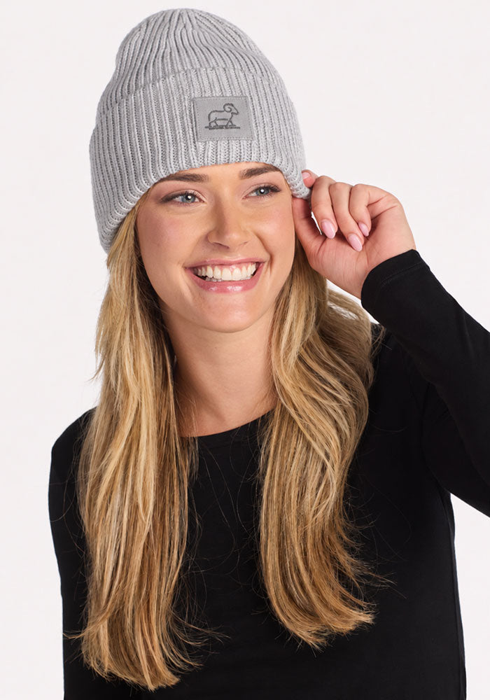 Woman wears Woolx Ria Chunky Beanie in Light Ash and a black top, posing against a plain white background.
