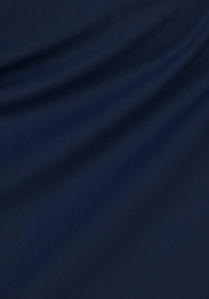 The Woolx Nicole Ankle Pants in Deep Navy feature soft merino wool, a smooth and elegant texture, and gentle flowing folds. Moisture-wicking and breathable, they deliver comfort with sophisticated style.