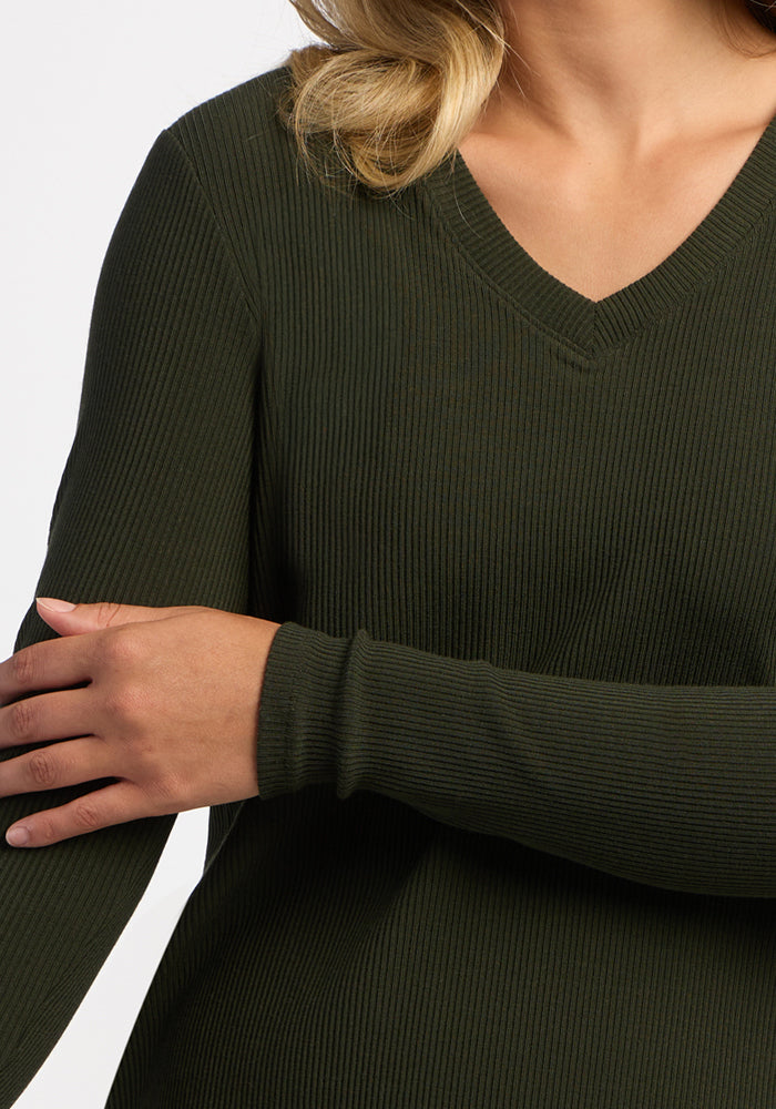 Person wearing the Woolx Evie Ribbed Tunic in Duffel Bag with one arm crossed over their body.