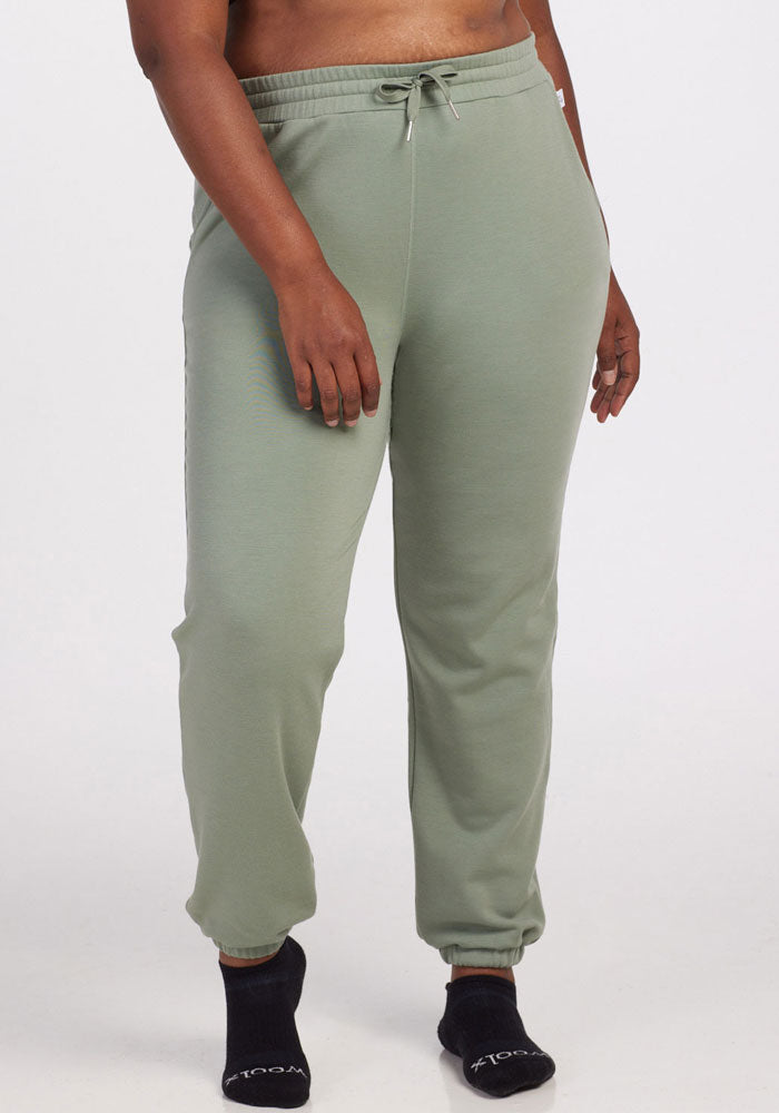 Woolx merino wool pants - Mint | Le'Quita is 5'11", wearing a size XL